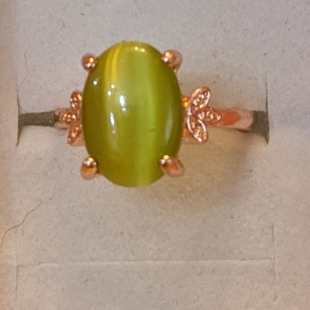 New green colored cat's eye style gold tone ring, T1B8C